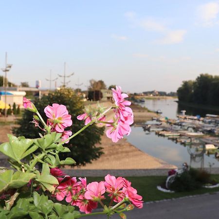 Apartments Marina Апатин Экстерьер фото